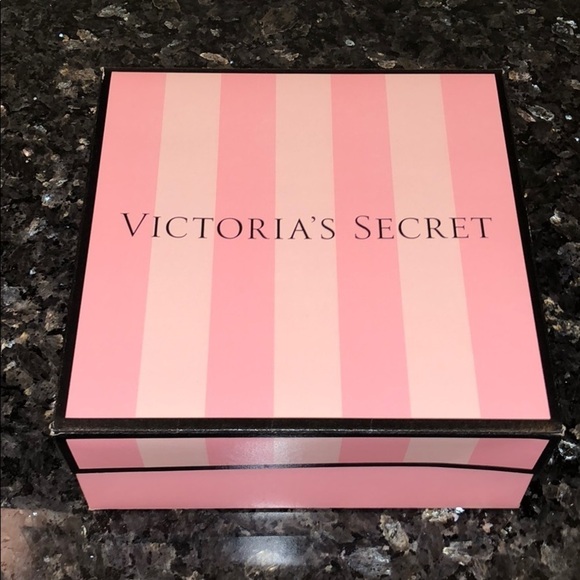 New Victoria’s Secret Striped Medium Gift Box - Picture 2 of 9